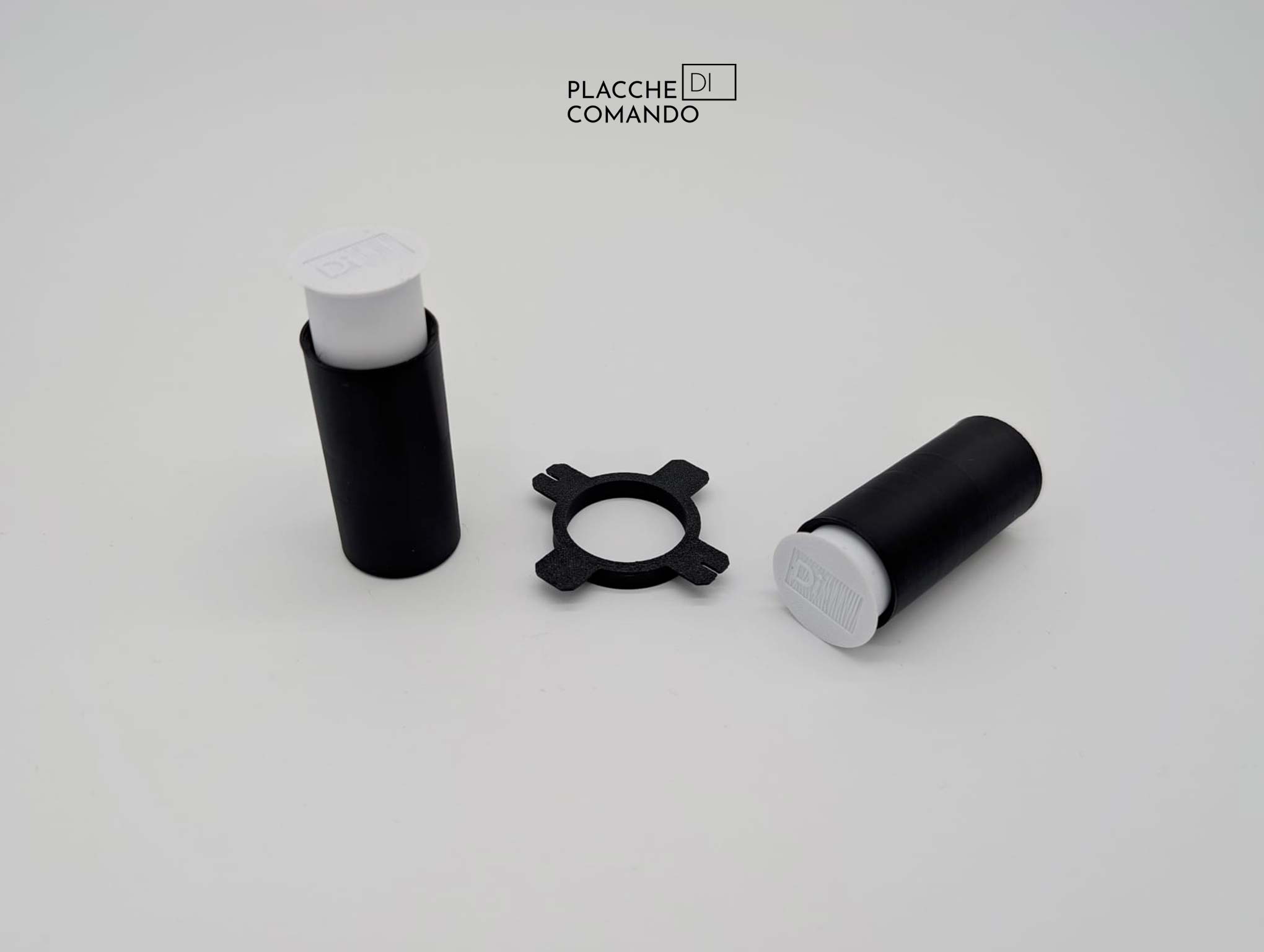 Appendi asciugamani a scomparsa piastrellabile nero e bianco Placche di Comando